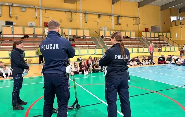 Węgorzewo: policjanci uczyli dzieci bezpieczeństwa na rowerach i hulajnogach