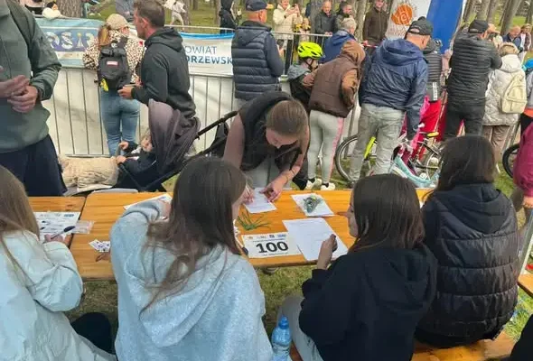 Szkolne wolontariuszki wsparły organizację Jesiennego Cyklocrossu MTB
