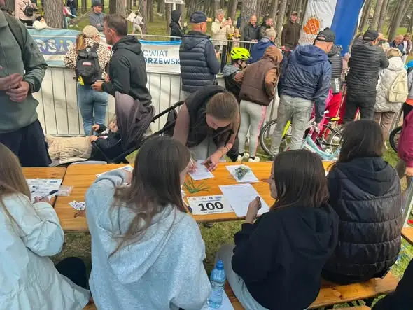 Szkolne wolontariuszki wsparły organizację Jesiennego Cyklocrossu MTB