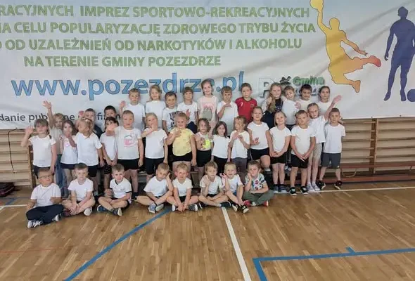 Przedszkolada 2026 w Pozezdrzu: 66 dzieci i sportowa radość w sali gimnastycznej