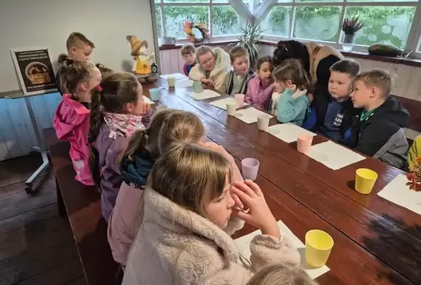 Klasy 2a i 2c z wizytą w gospodarstwie w Konitach – ziemniaczana przygoda mimo kapryśnej pogody