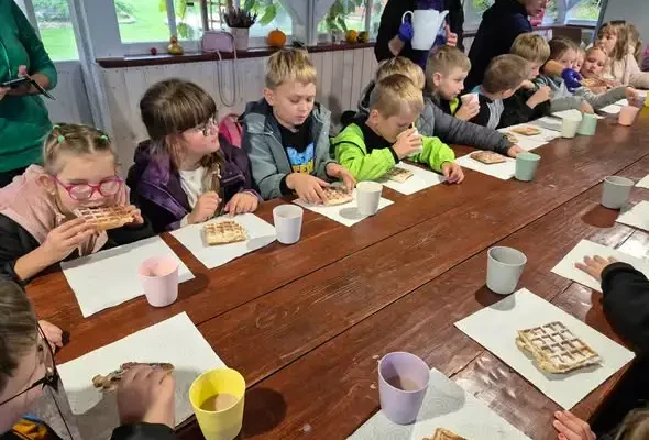 Klasy 2a i 2c z wizytą w gospodarstwie w Konitach – ziemniaczana przygoda mimo kaprysów pogody