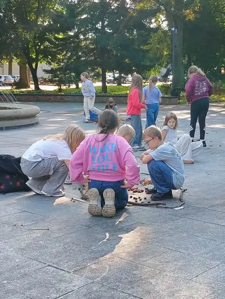 Czwartoklasiści z SP1 tworzyli jesienne mozaiki w Parku Helwinga