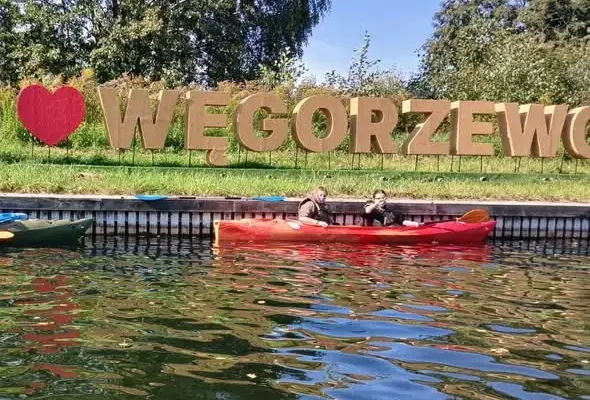 Uczniowie z Węgorzewa na kajakach – spływ Węgorapą w ramach lekcji WF