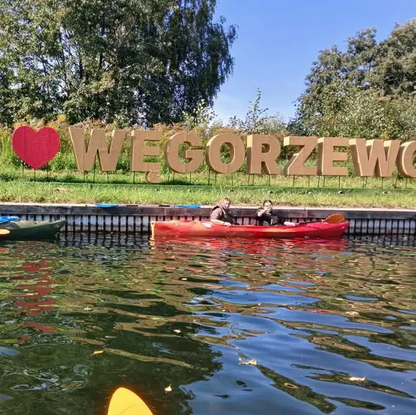 Uczniowie z Węgorzewa na kajakach – spływ Węgorapą w ramach lekcji WF