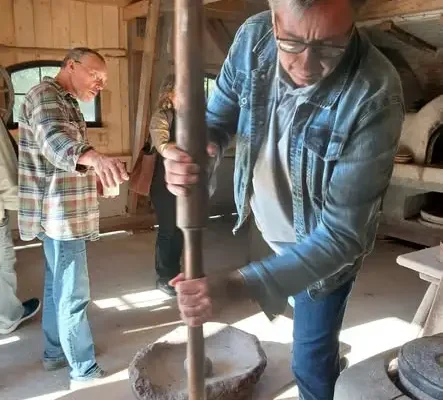 Nauczyciele odkrywają tajniki ceramiki w Garncarni w Kamionku Wielkim