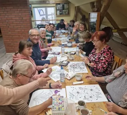 Seniorzy z Pozezdrza tańczą walca i malują jesień w GOK