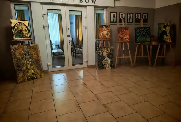 Wystawa prac uczestników zajęć Węgorzewskiego Centrum Kultury w Urzędzie Miejskim