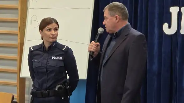 Węgorzewo: uczniowie spotkali się z policjantką. Rozmawiano o bezpieczeństwie w sieci i odpowiedzialności prawnej