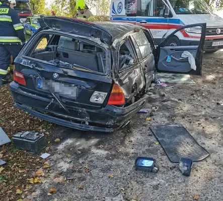 Wypadek na drodze Kuty – Gębałka. Dachował samochód, w środku były dzieci