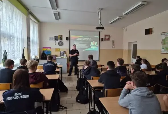 Dzielnicowi w Węgorzewie uczą młodzież o przemocy rówieśniczej i odpowiedzialności nieletnich