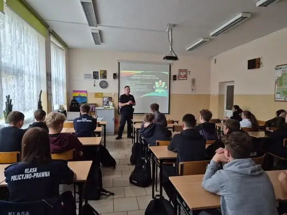 Dzielnicowi w Węgorzewie uczą młodzież o przemocy rówieśniczej i odpowiedzialności nieletnich