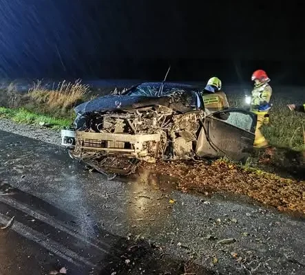 Wypadek na drodze Pozezdrze – Harsz. Samochód uderzył w drzewo