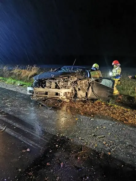 Wypadek na drodze Pozezdrze – Harsz. Samochód uderzył w drzewo