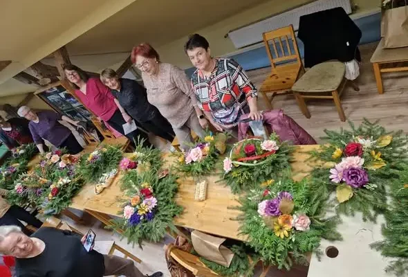 Seniorzy z Pozezdrza tworzyli wiązanki na Święto Zmarłych
