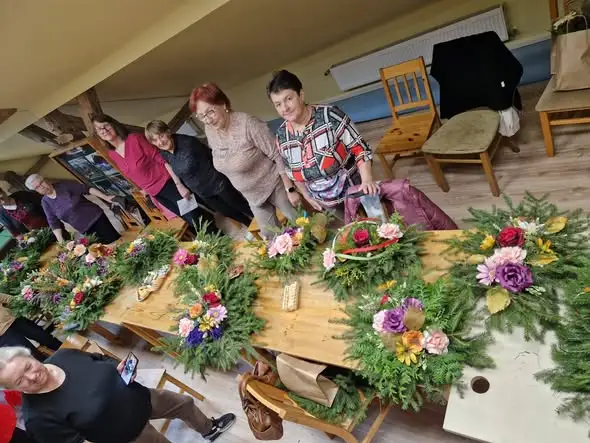 Seniorzy z Pozezdrza tworzyli wiązanki na Święto Zmarłych