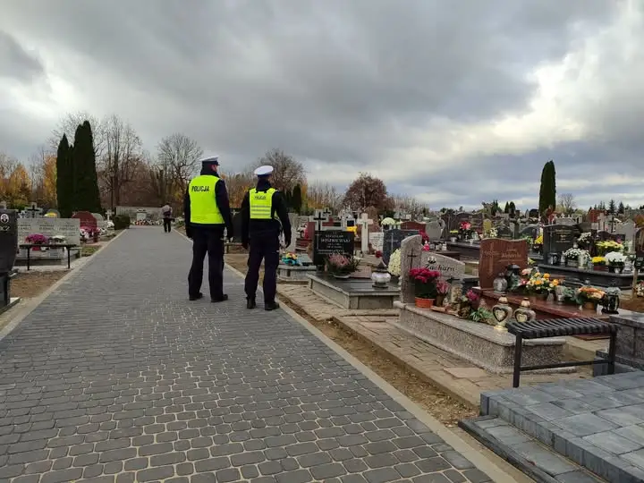 Wszystkich Świętych 2026: Policja apeluje o czujność na cmentarzach i w drodze