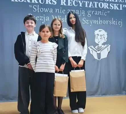 Uczennice z Węgorzewa nagrodzone w konkursie recytatorskim poezji Szymborskiej
