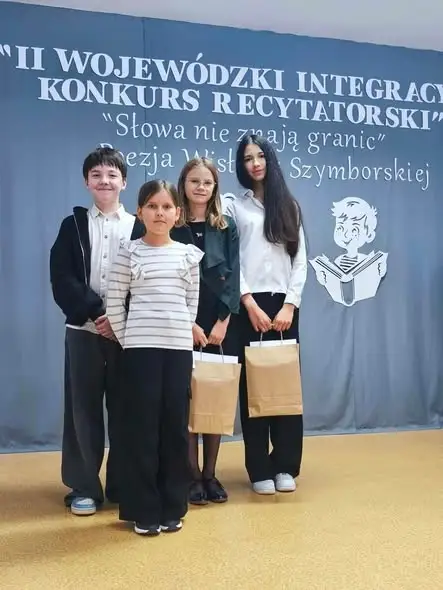Uczennice z Węgorzewa nagrodzone w konkursie recytatorskim poezji Szymborskiej